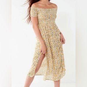 URBAN Outfitters •Monica
Smocked Off-The-Shoulder Midi Dress • Medium